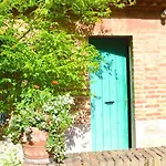 Comfortable In Fabriano, 35 M² With Shared Pool アパート