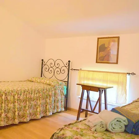 Comfortable In Fabriano, 35 M² With Shared Pool アパート ファブリアーノ