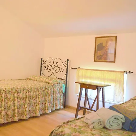 Comfortable In Fabriano, 35 M² With Shared Pool アパート ファブリアーノ