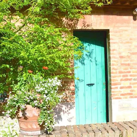 Comfortable In Fabriano, 35 M² With Shared Pool アパート ファブリアーノ