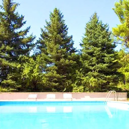 Comfortable In Fabriano, 35 M² With Shared Pool アパート ファブリアーノ